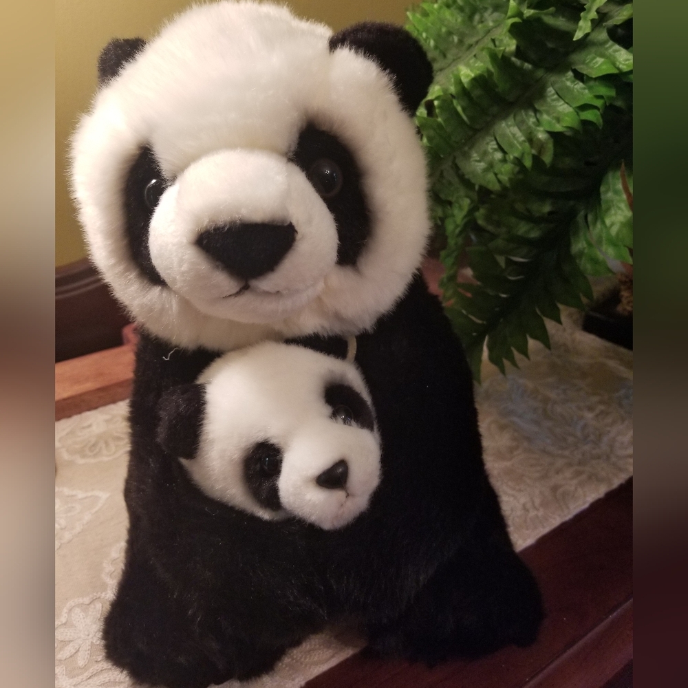 Panda With Cub - Picture 3 of 5